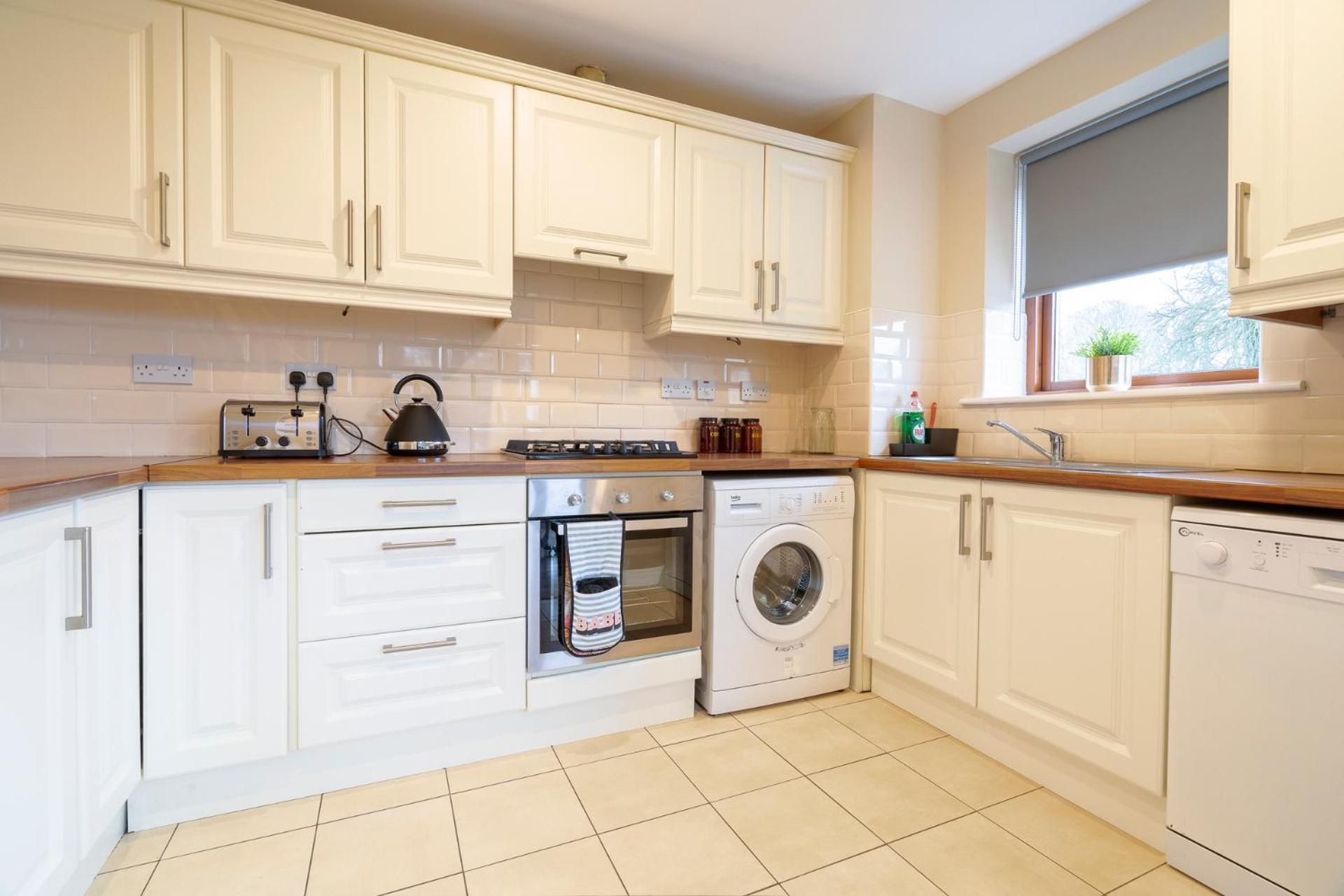 Beautiful 3 Bedroom In Santry Apartment *